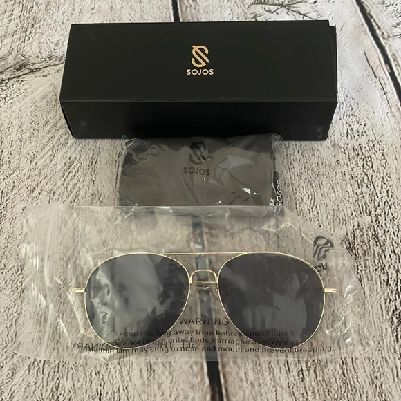NIB!! SOJOS gold/black aviator sunglasses - Picture 3 of 3